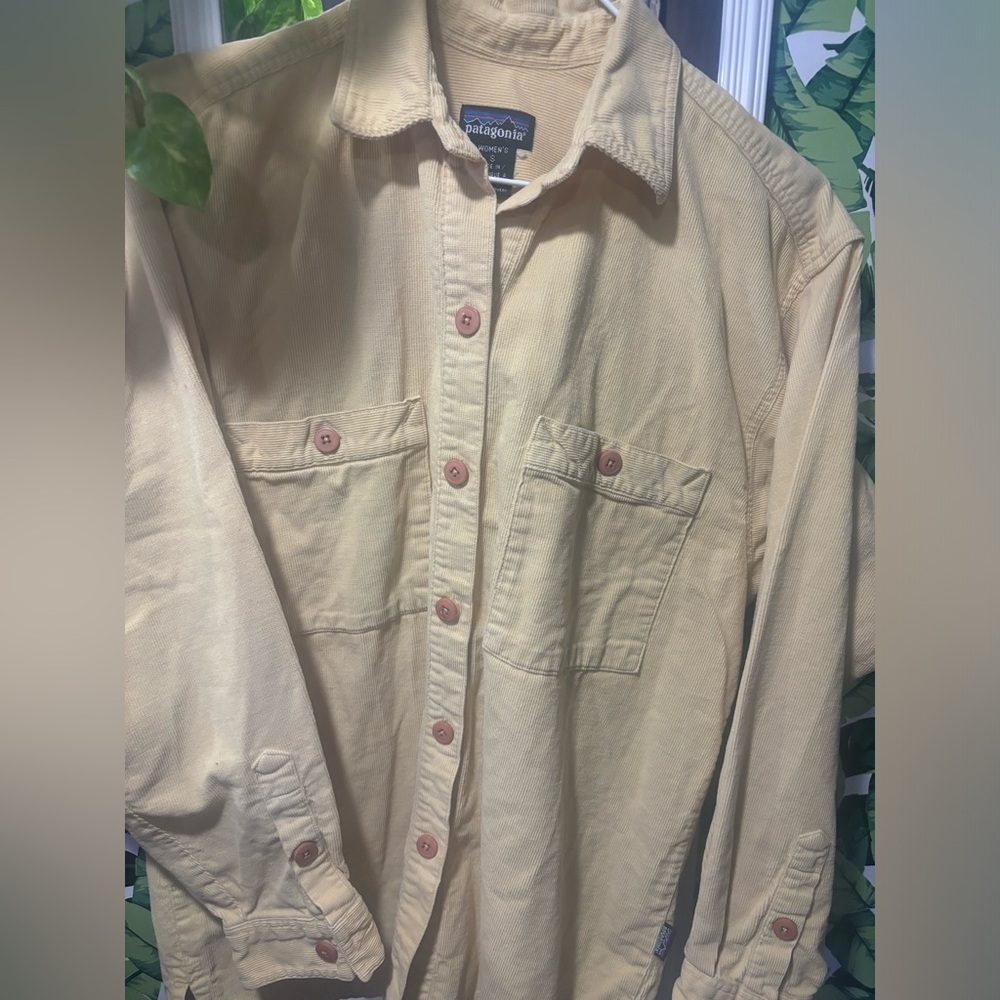 Vintage 90’s Patagonia corduroy shirt/soft yellow.